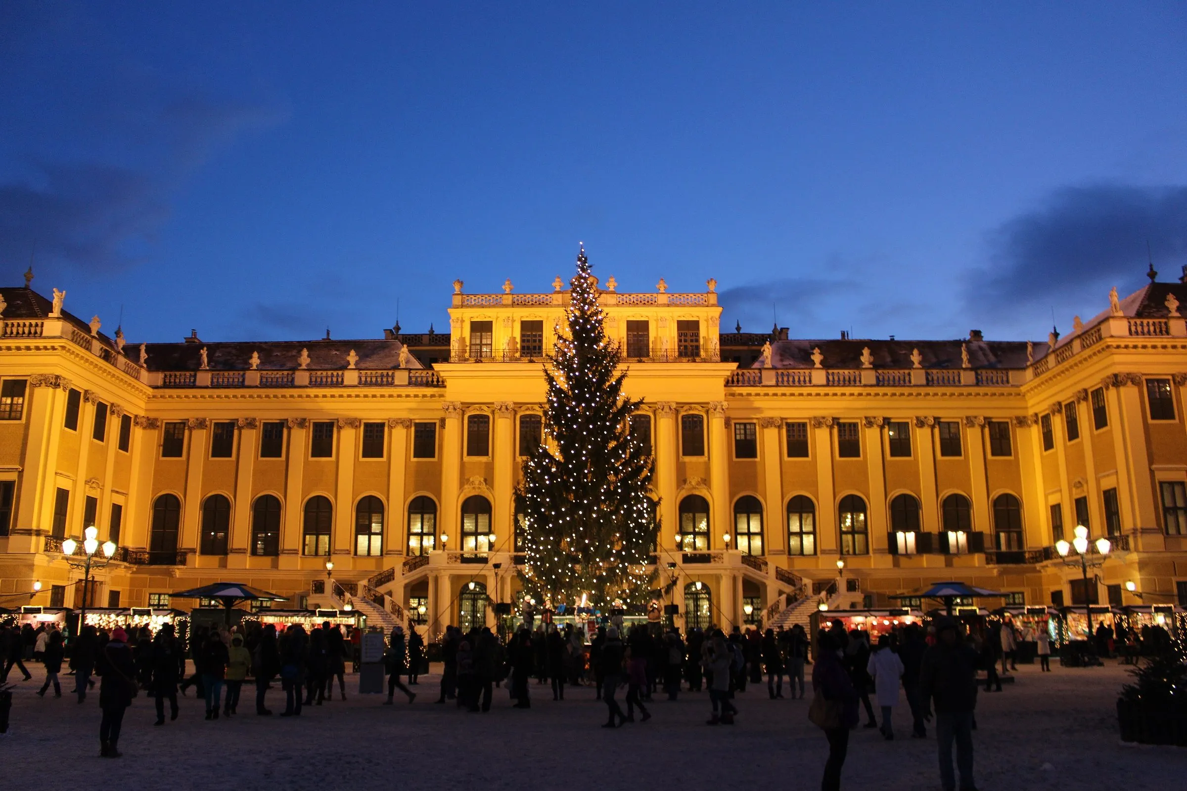 Jarmark bożonarodzeniowy przed pałacem Schönbrunn o zmierzchu