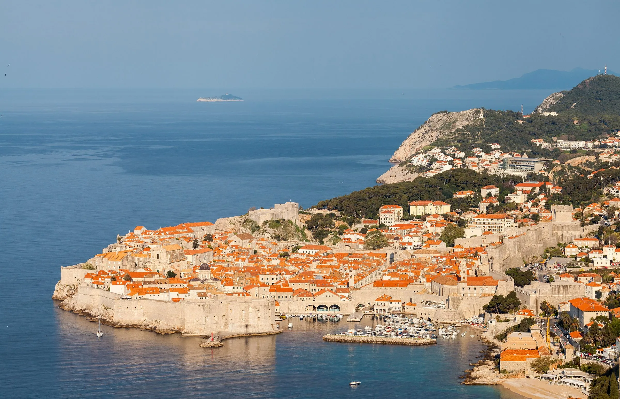 Stare miasto Dubrovnika w ciepłym świetle z góry Srđ, mury i morze