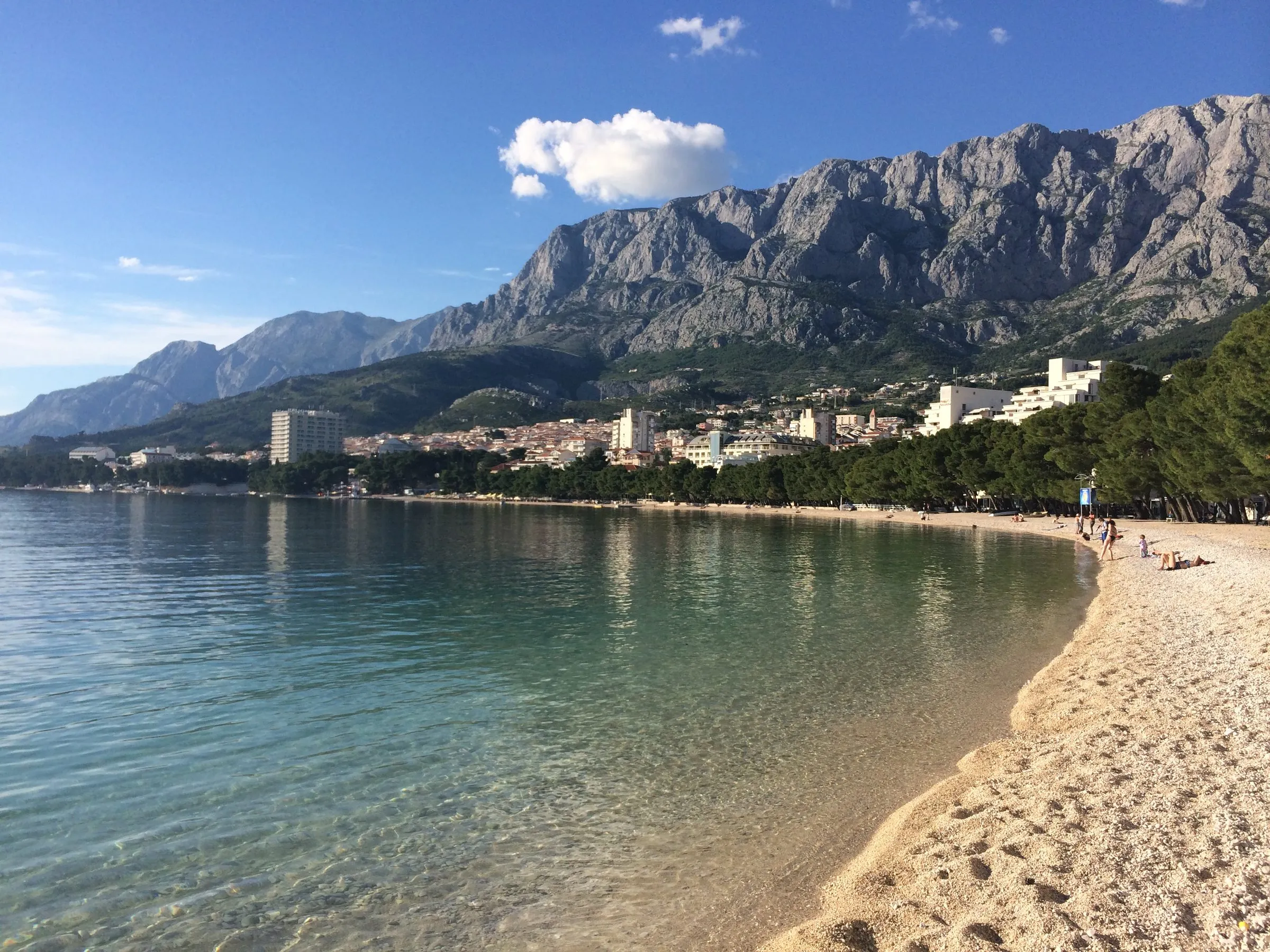 Plaża w Makarskiej, krystaliczna woda i masyw Biokovo w tle