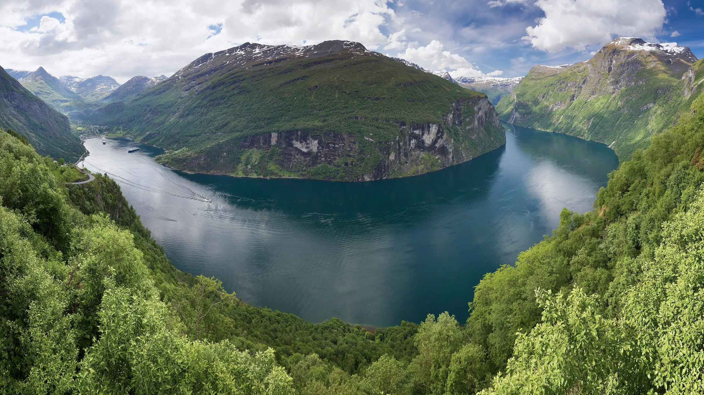 Geirangerfjord z punktu Ørnesvingen, zielone zbocza i ośnieżone szczyty