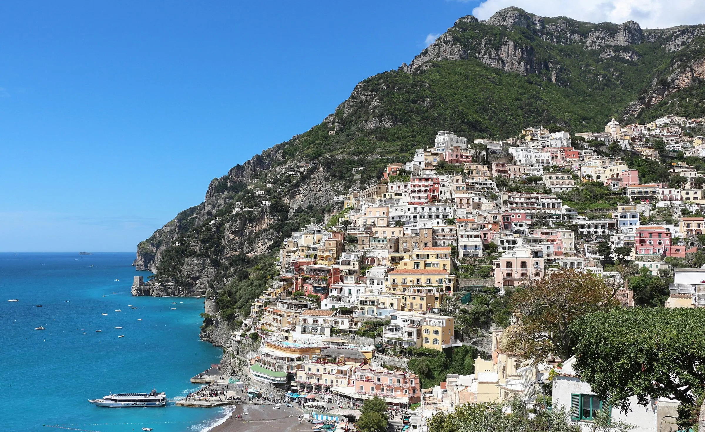 Positano – pastelowe domy na zboczu nad morzem